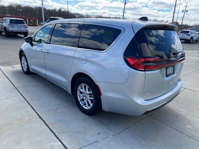 Used 2024 Chrysler Pacifica Touring-L FWD image 7