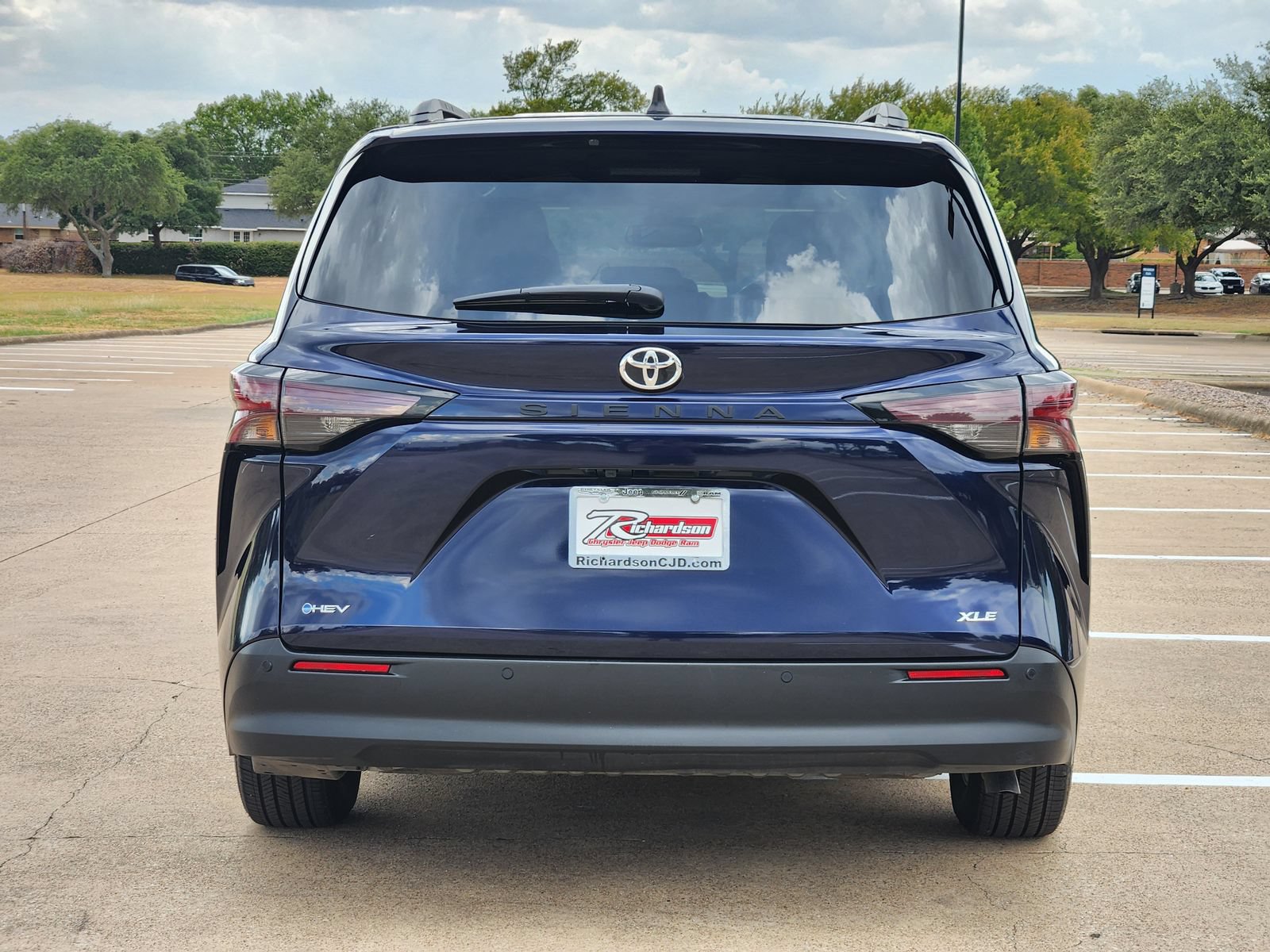 Used 2026 Toyota Sienna XLE FWD image 5