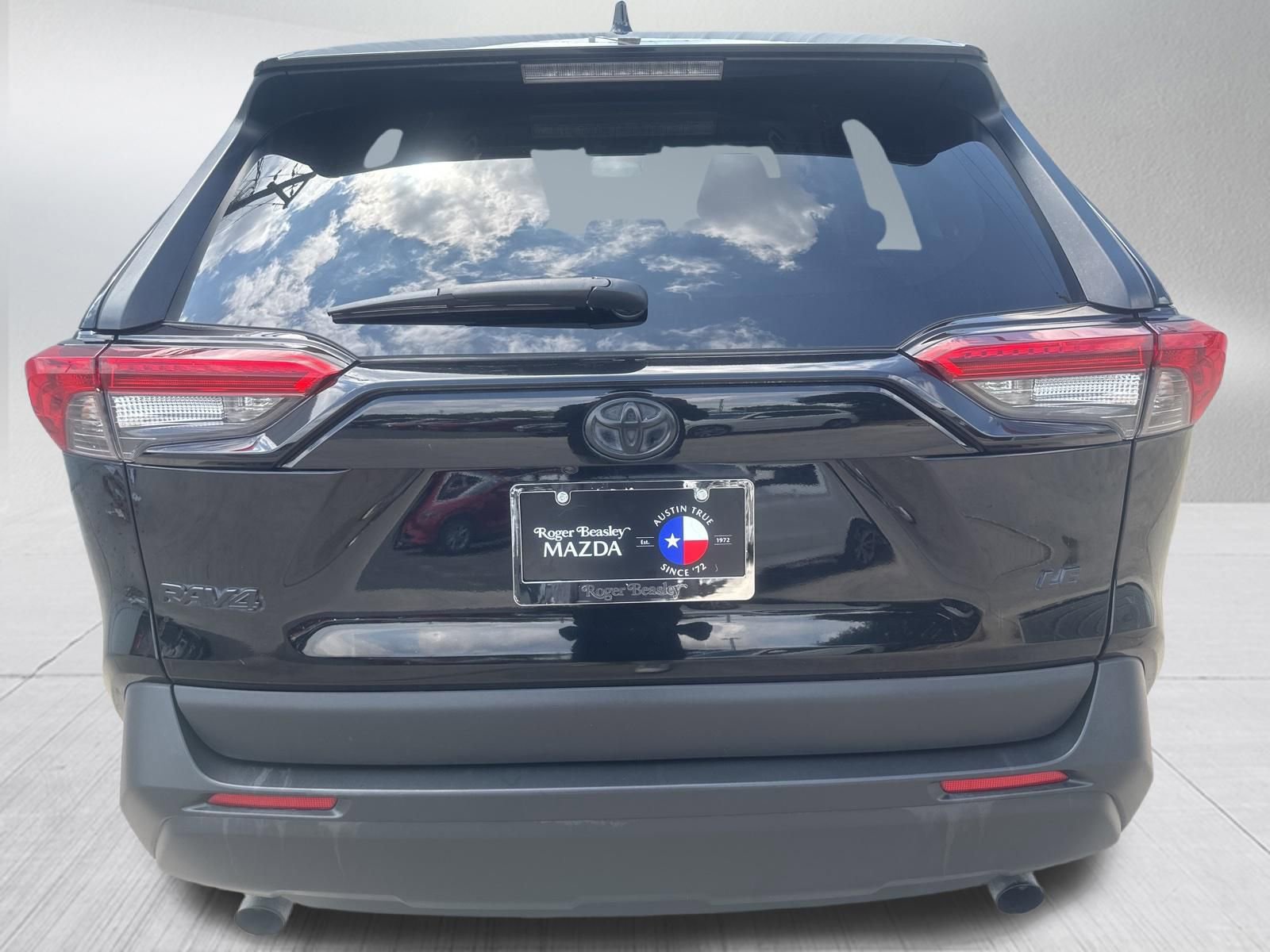 Used 2022 Toyota RAV4 LE FWD image 7