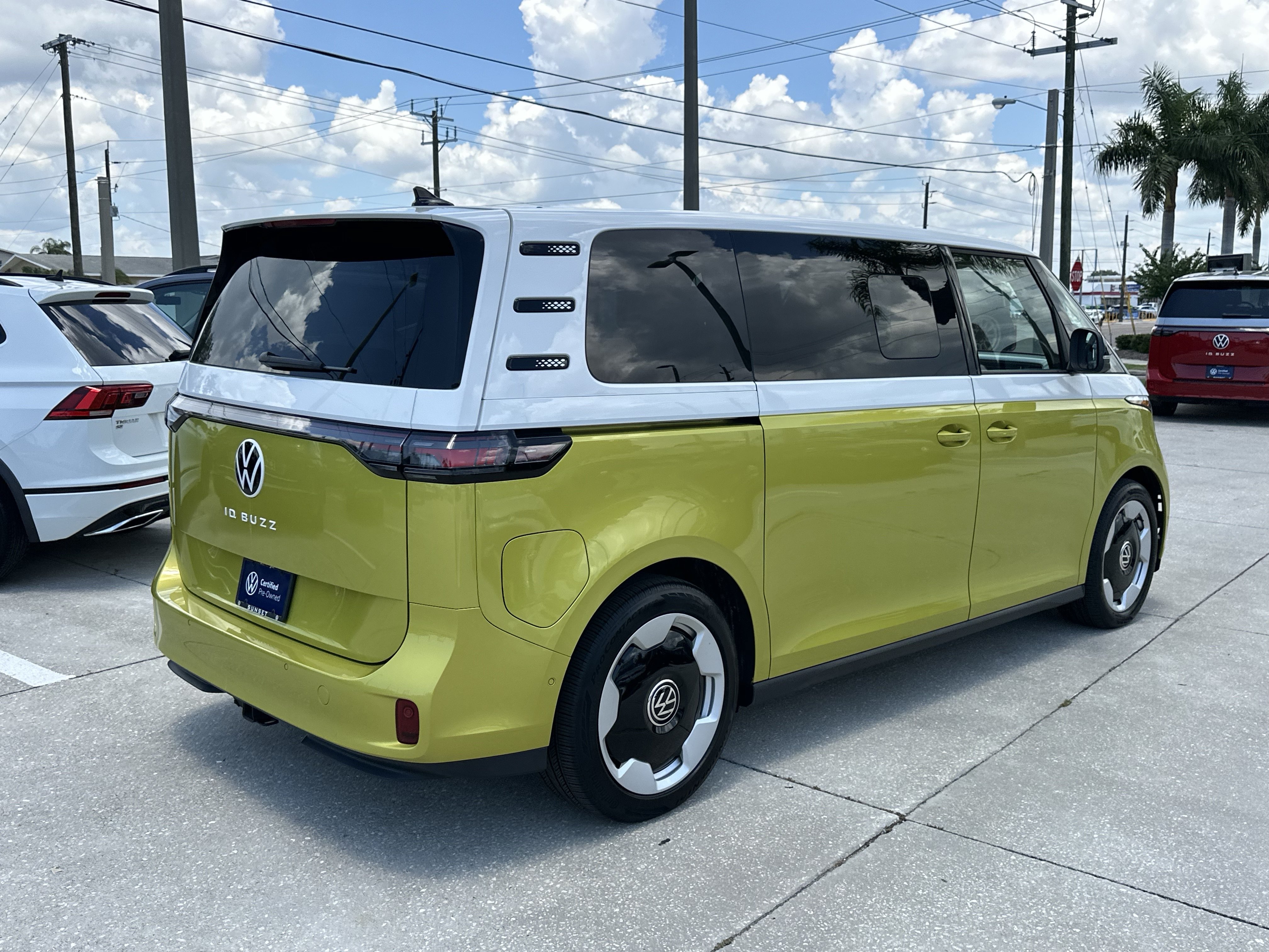 Certified 2025 Volkswagen ID. Buzz Pro S Plus w/ Cupholders Package RWD image 4