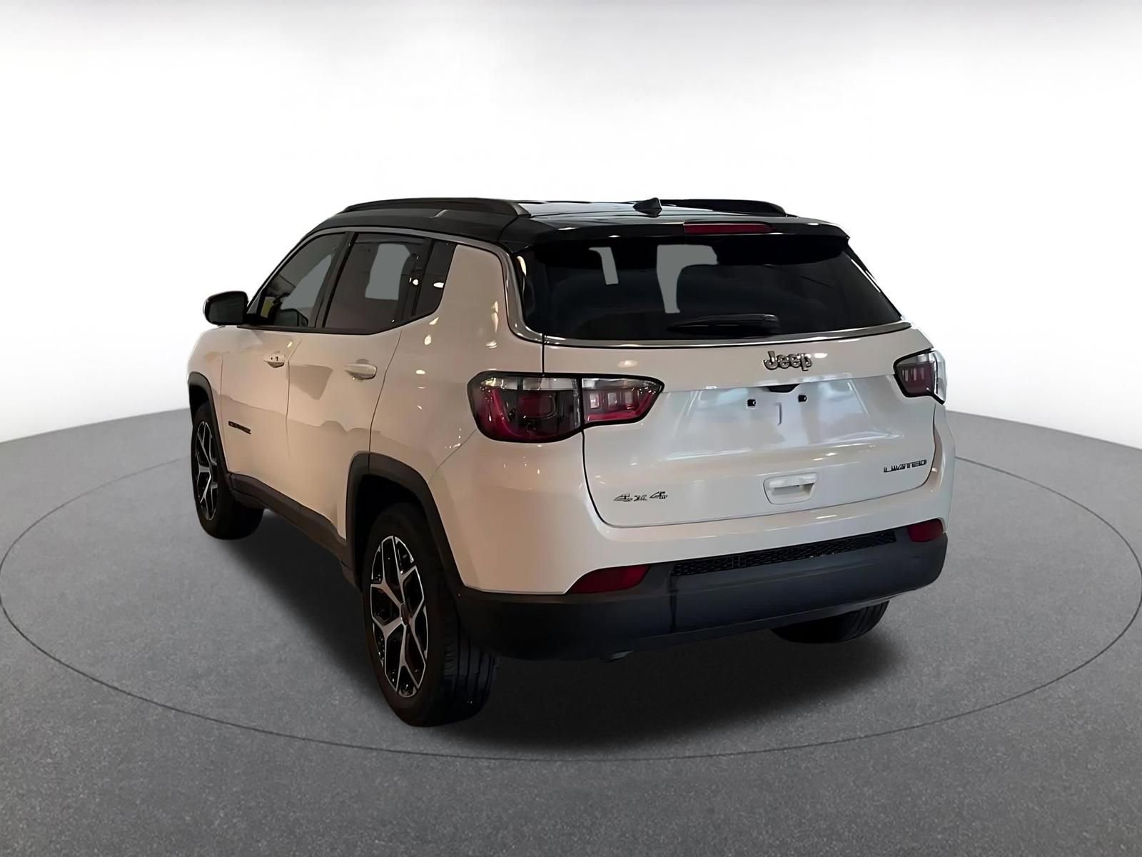 Used 2025 Jeep Compass Limited image 11