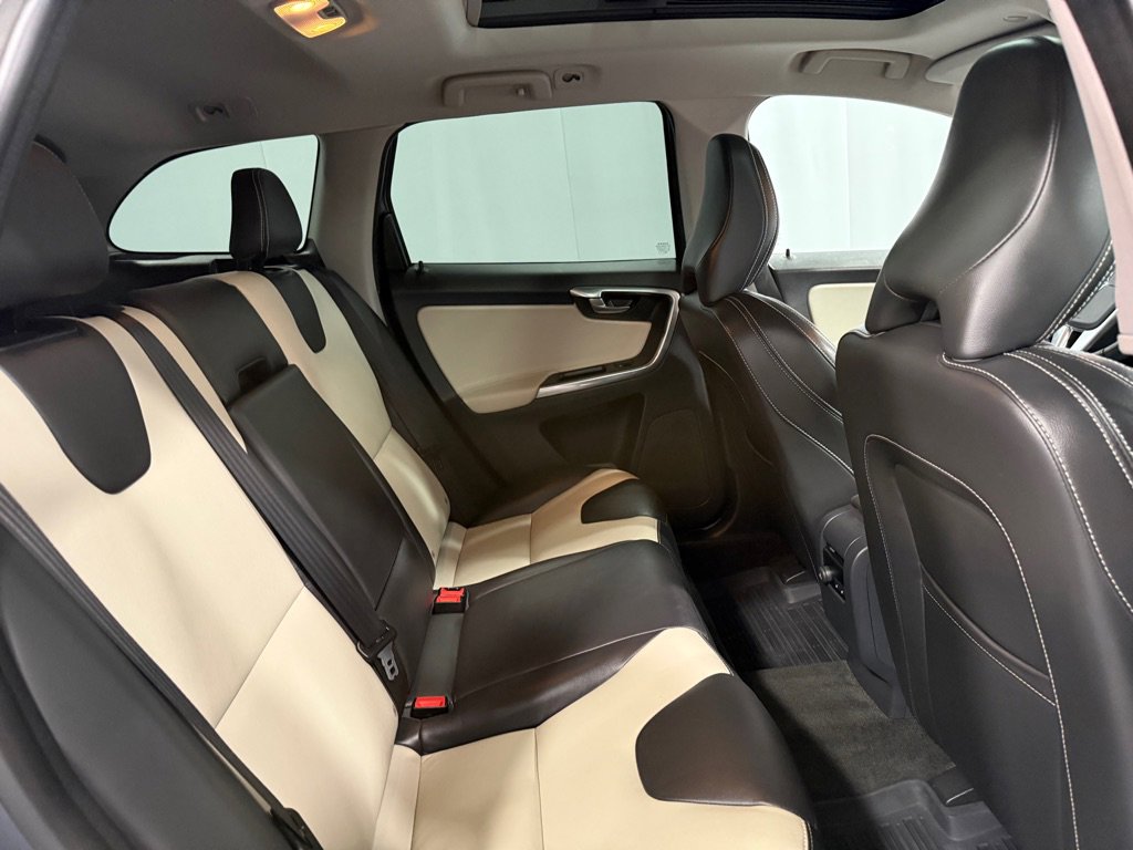 Used 2017 Volvo XC60 T5 Dynamic w/ Preferred Option Package image 25