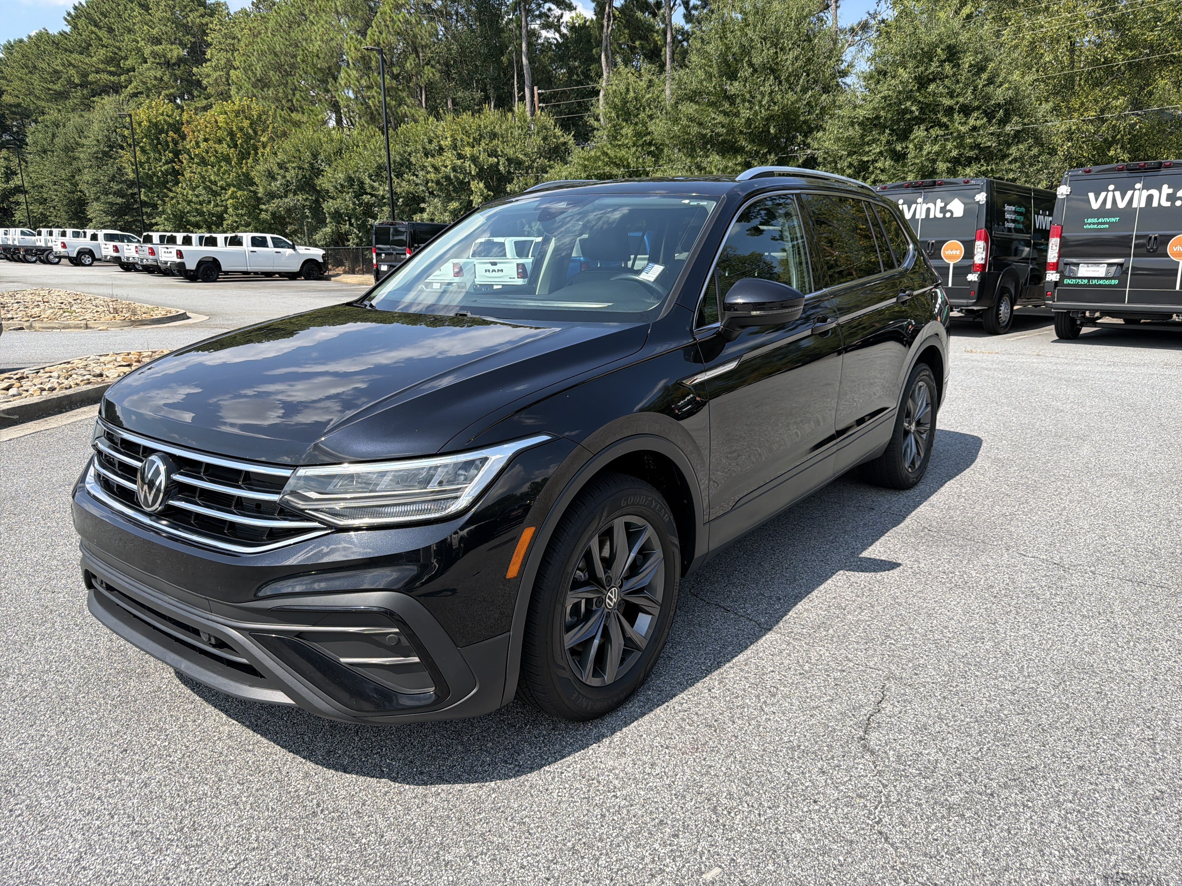 Used 2022 Volkswagen Tiguan SE FWD image 3