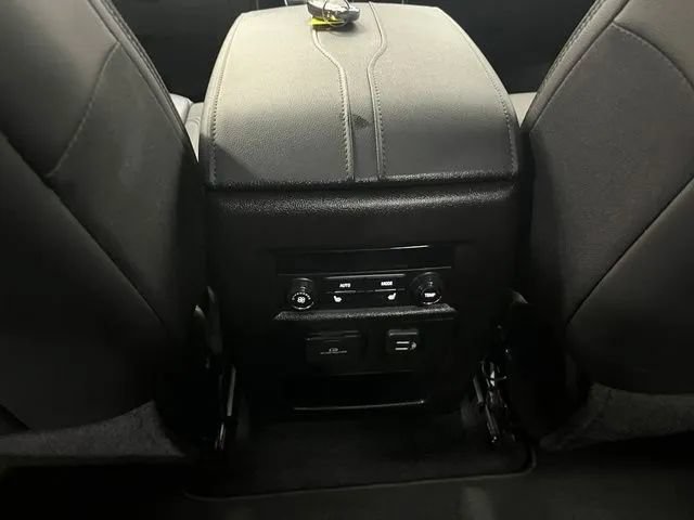 Used 2023 Chevrolet Traverse High Country AWD/4WD image 25