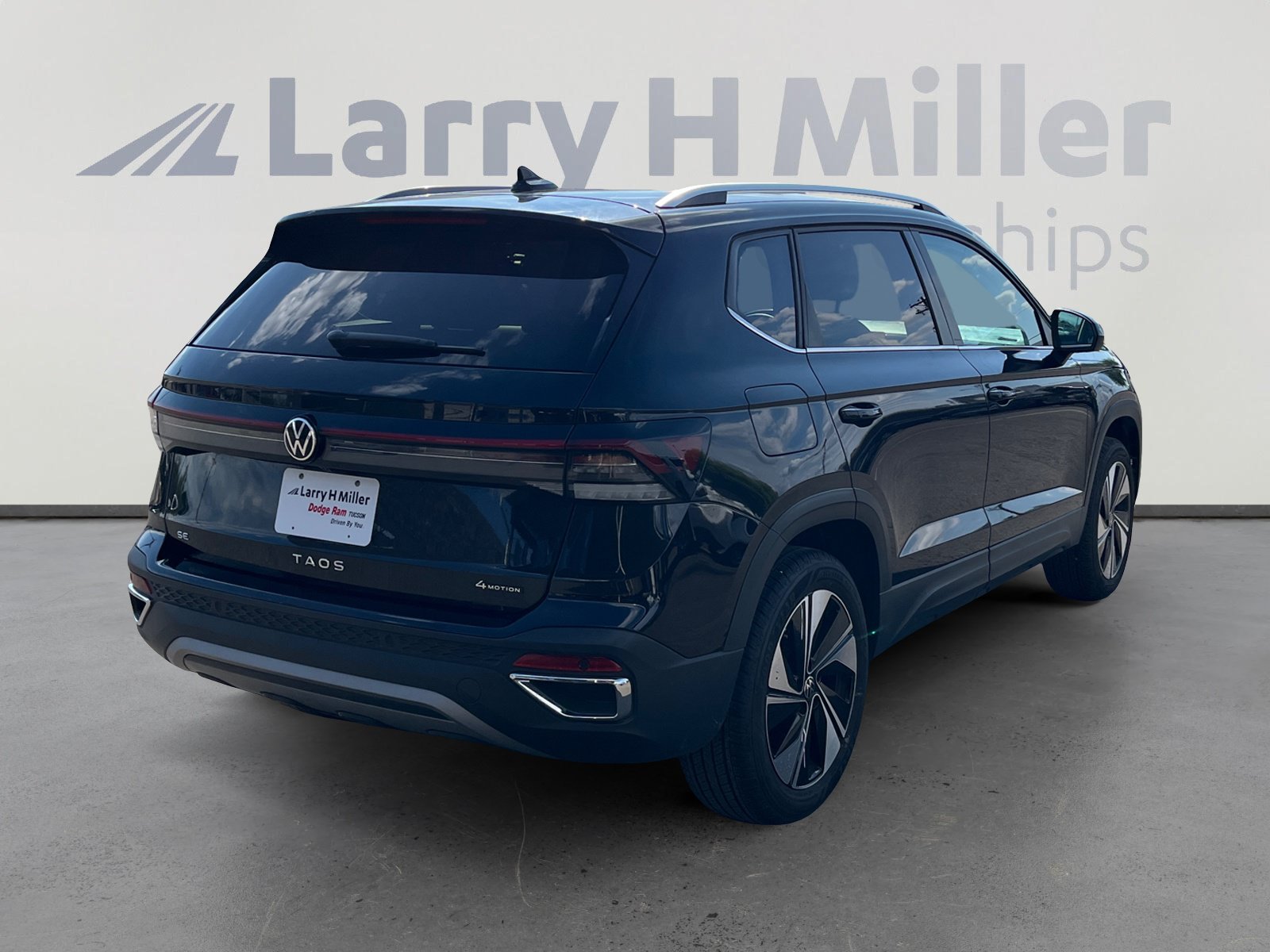 Used 2025 Volkswagen Taos SE AWD/4WD image 5
