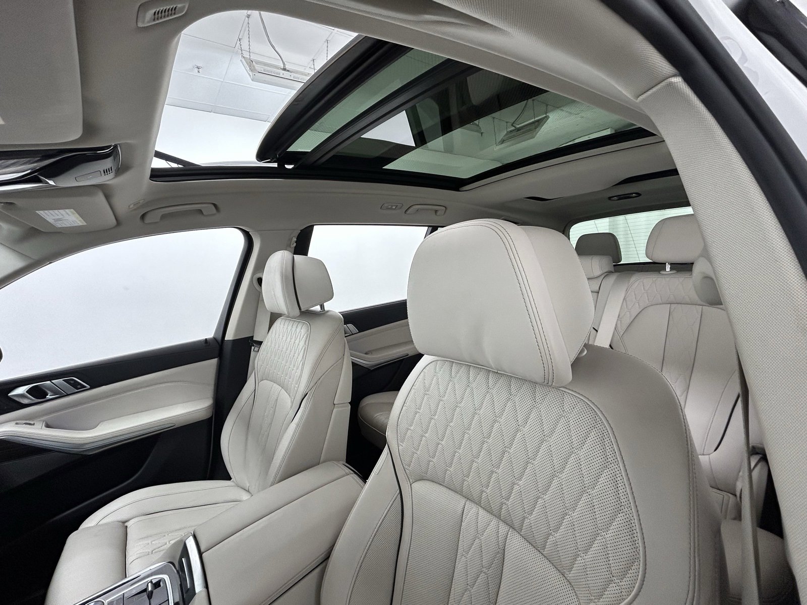 Used 2023 BMW X7 xDrive40i w/ Executive Package image 29