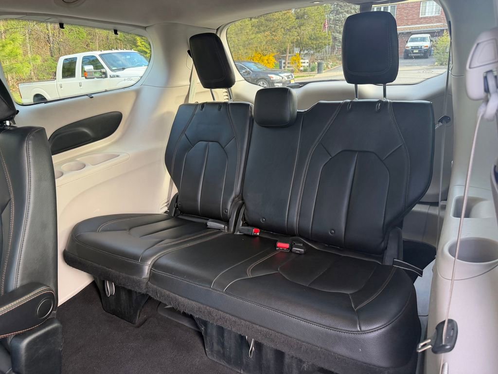 Used 2017 Chrysler Pacifica Touring-L image 27