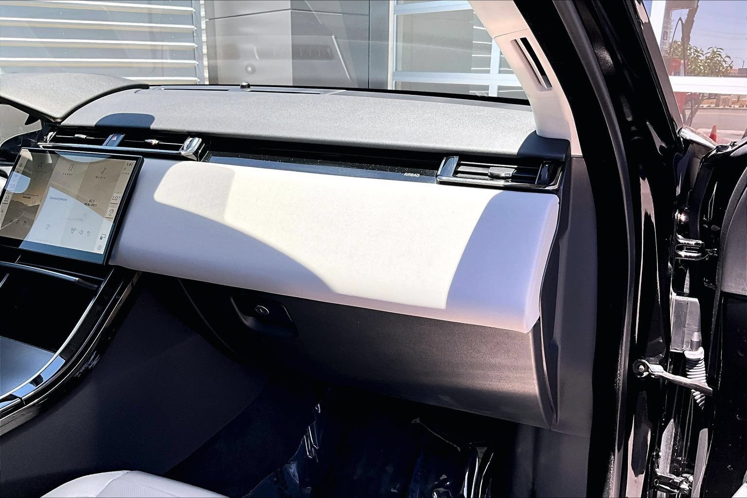 Certified 2025 Land Rover Range Rover Velar Dynamic SE AWD/4WD image 15