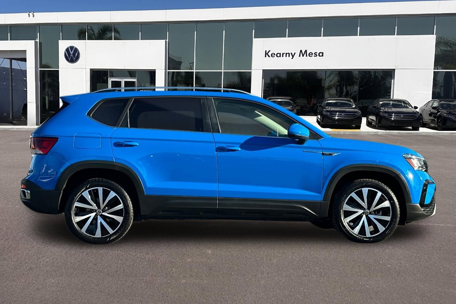 Used 2022 Volkswagen Taos SE w/ Panoramic Sunroof Package image 3