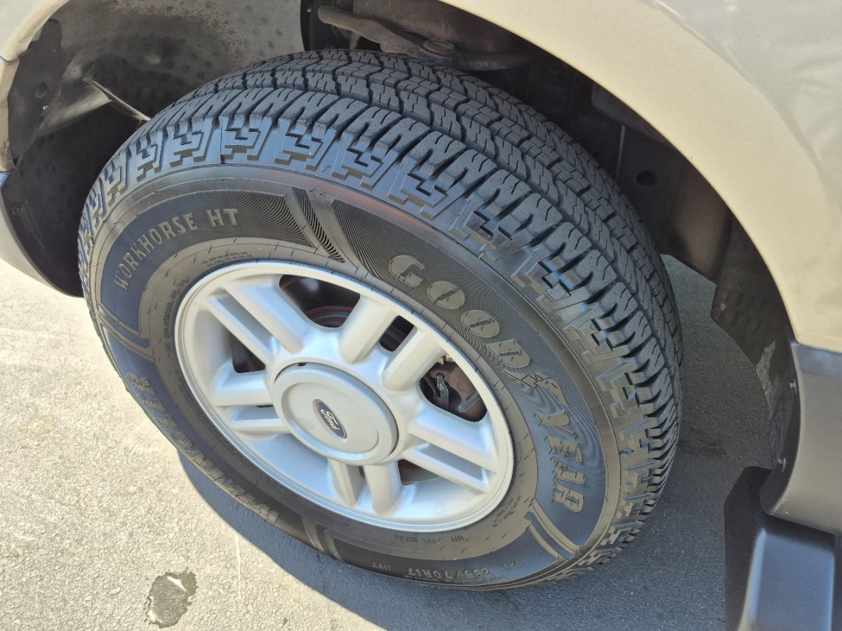 Used 2004 Ford Expedition XLT RWD image 21