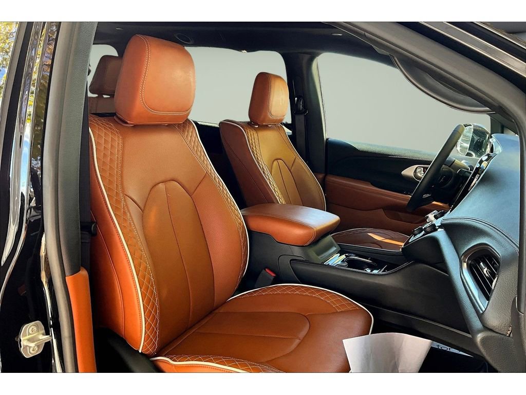 Used 2024 Chrysler Pacifica Pinnacle image 8
