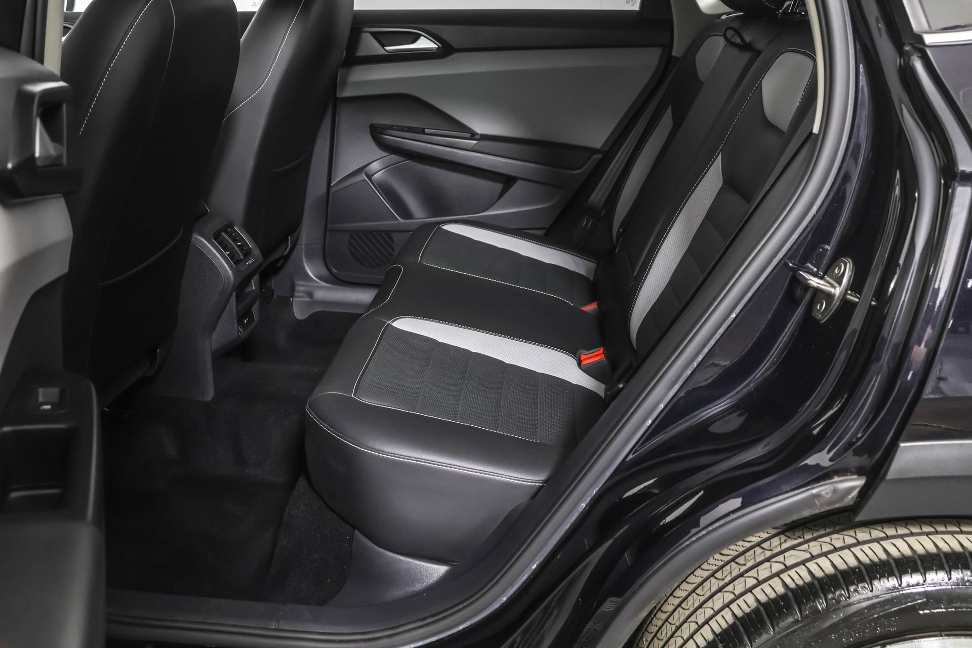 Used 2022 Volkswagen Taos SEL w/ Panoramic Sunroof Package image 38