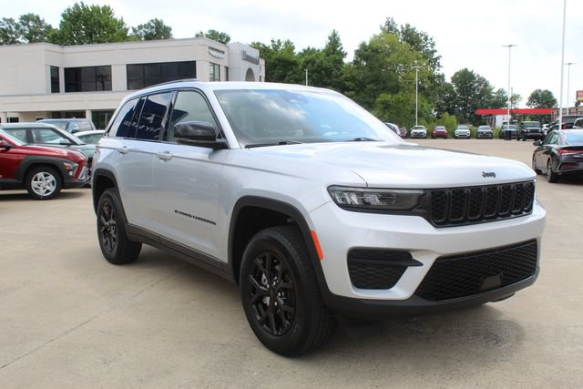 Used 2025 Jeep Grand Cherokee Altitude AWD/4WD image 11