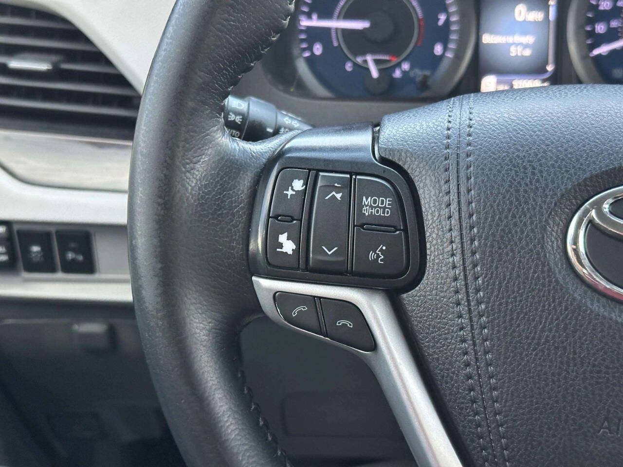 Used 2020 Toyota Sienna XLE w/ XLE Navigation Package FWD image 28