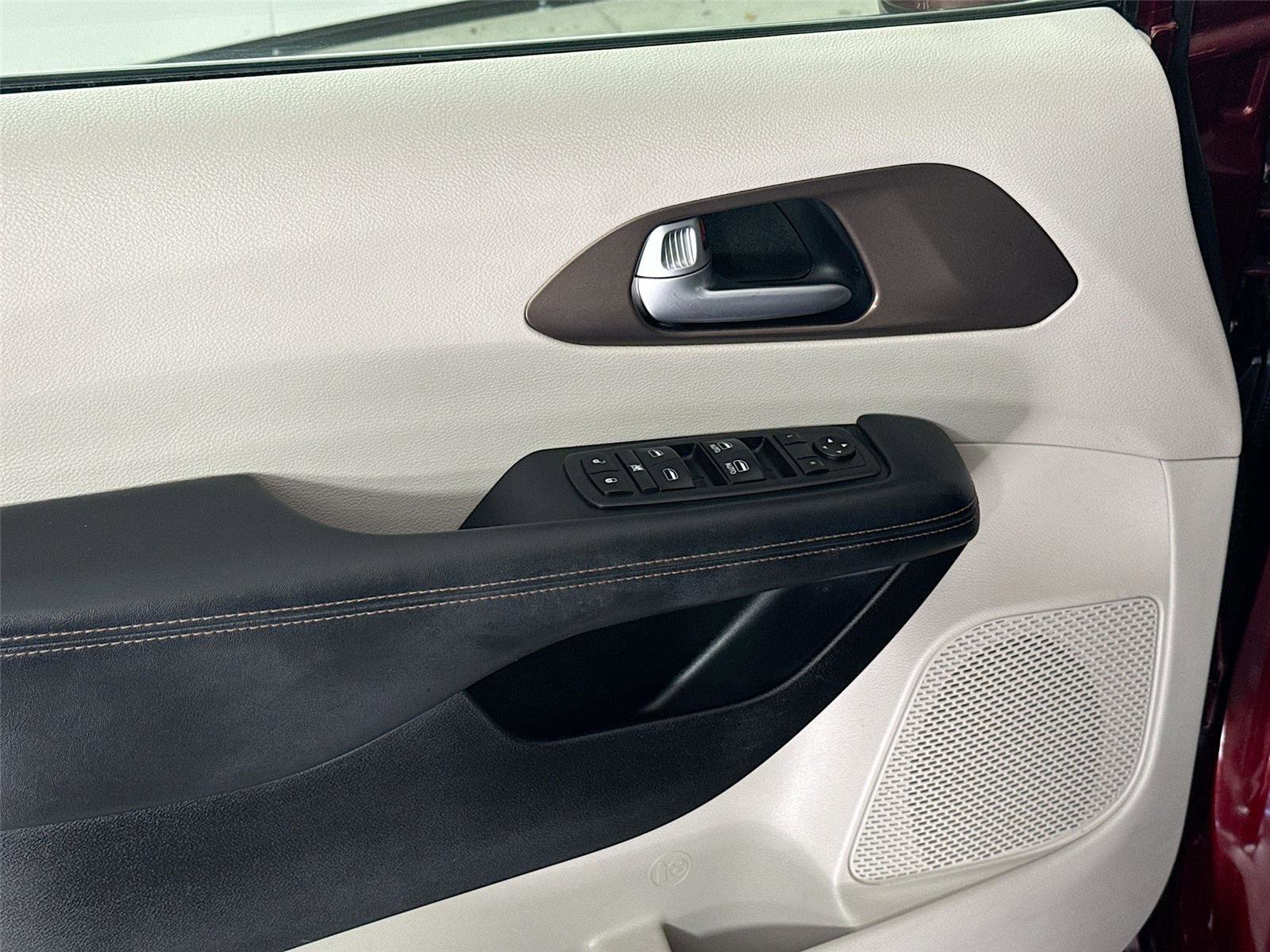 Used 2018 Chrysler Pacifica Touring Plus image 17