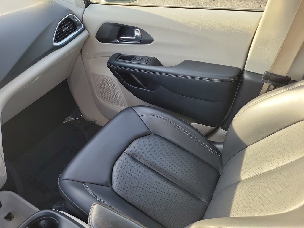 Certified 2023 Chrysler Pacifica Touring-L image 17