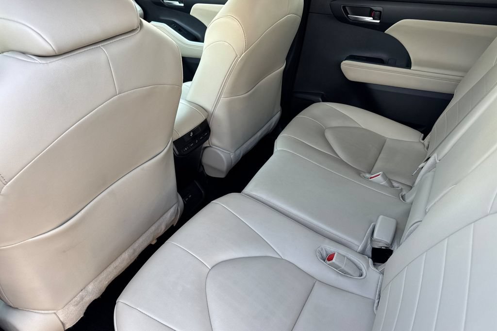 Certified 2025 Toyota Highlander XLE AWD/4WD image 11