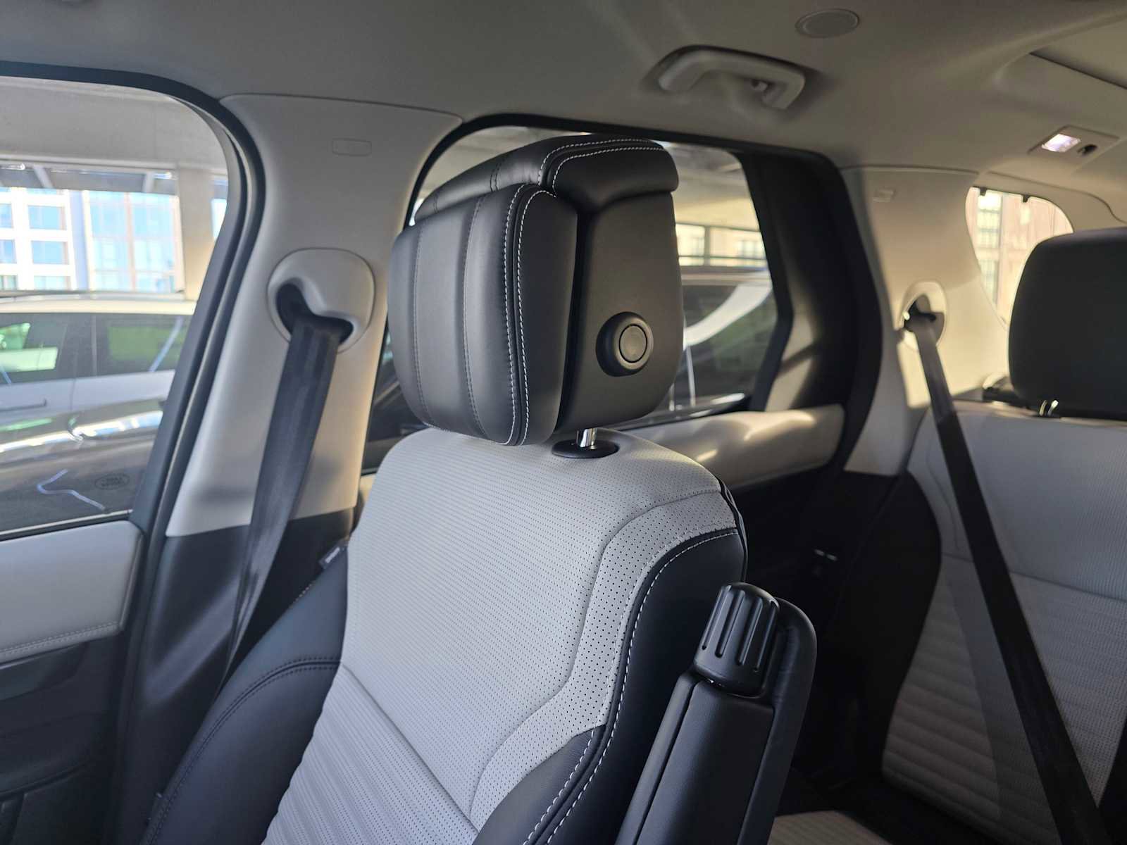 Used 2025 Land Rover Discovery Metropolitan Edition image 29