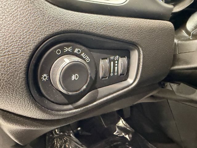 Used 2018 Jeep Renegade Latitude AWD/4WD image 31