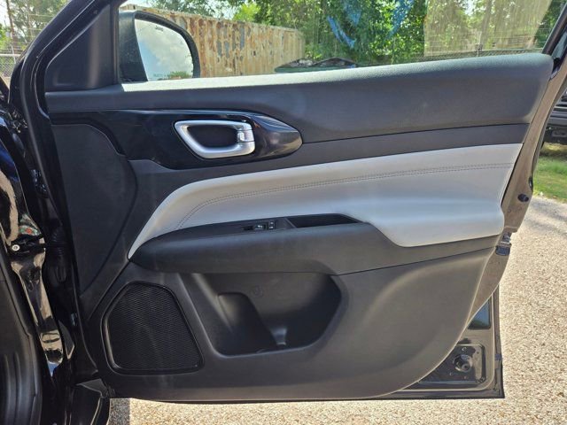 Used 2025 Jeep Compass Limited image 27