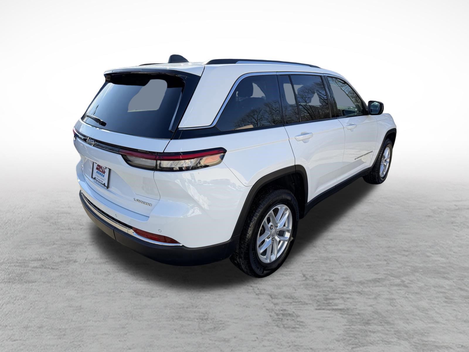 Used 2024 Jeep Grand Cherokee Laredo X w/ Trailer Tow Package image 7