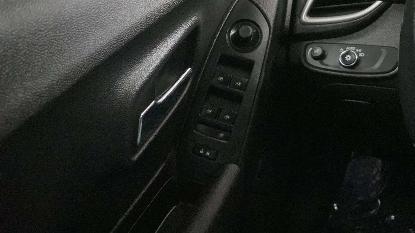 Used 2019 Chevrolet Trax LT w/ Driver Confidence Package FWD image 16
