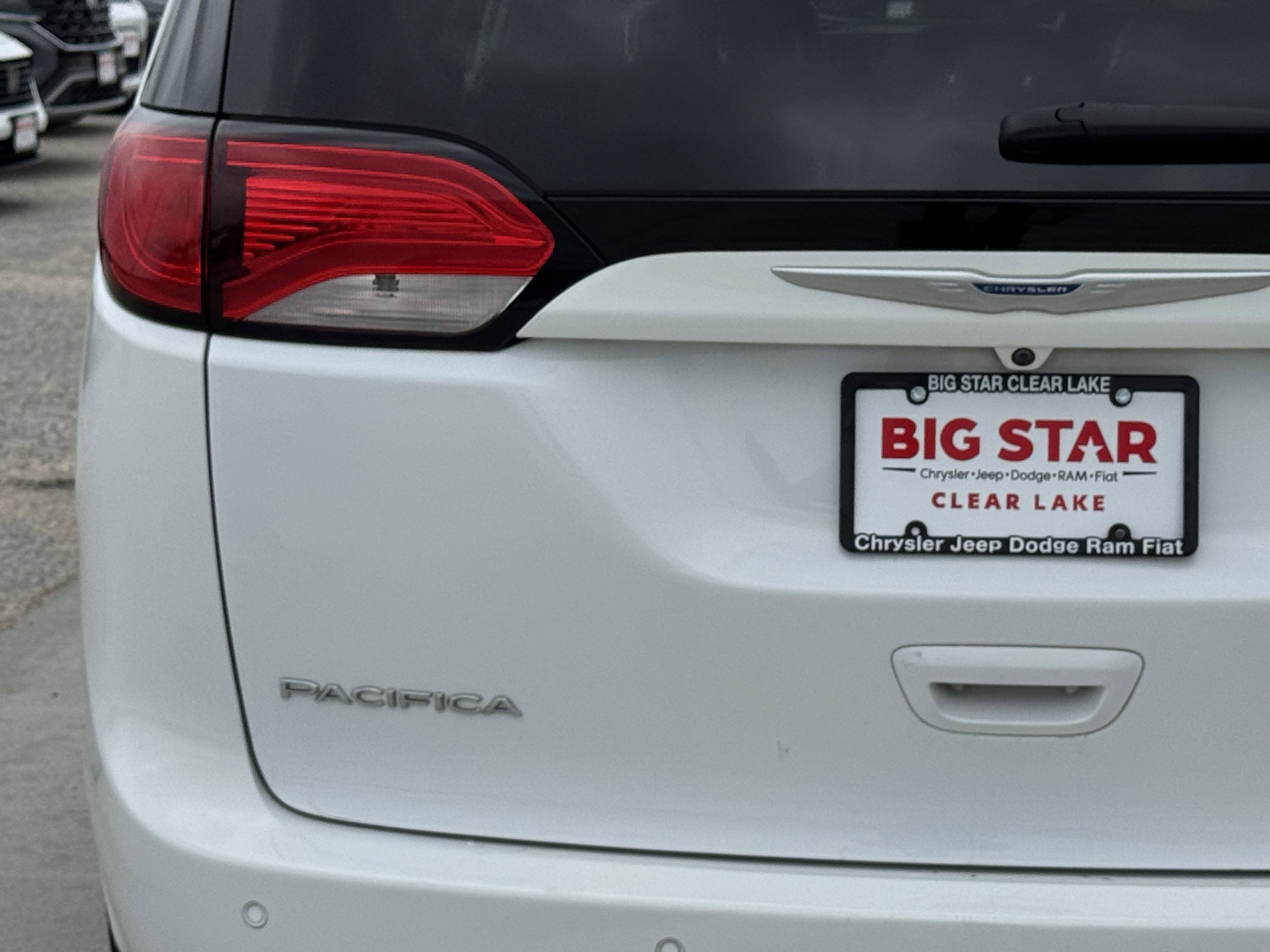 Used 2018 Chrysler Pacifica Limited FWD image 11