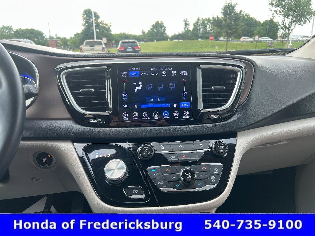 Used 2017 Chrysler Pacifica Touring-L Plus FWD image 18