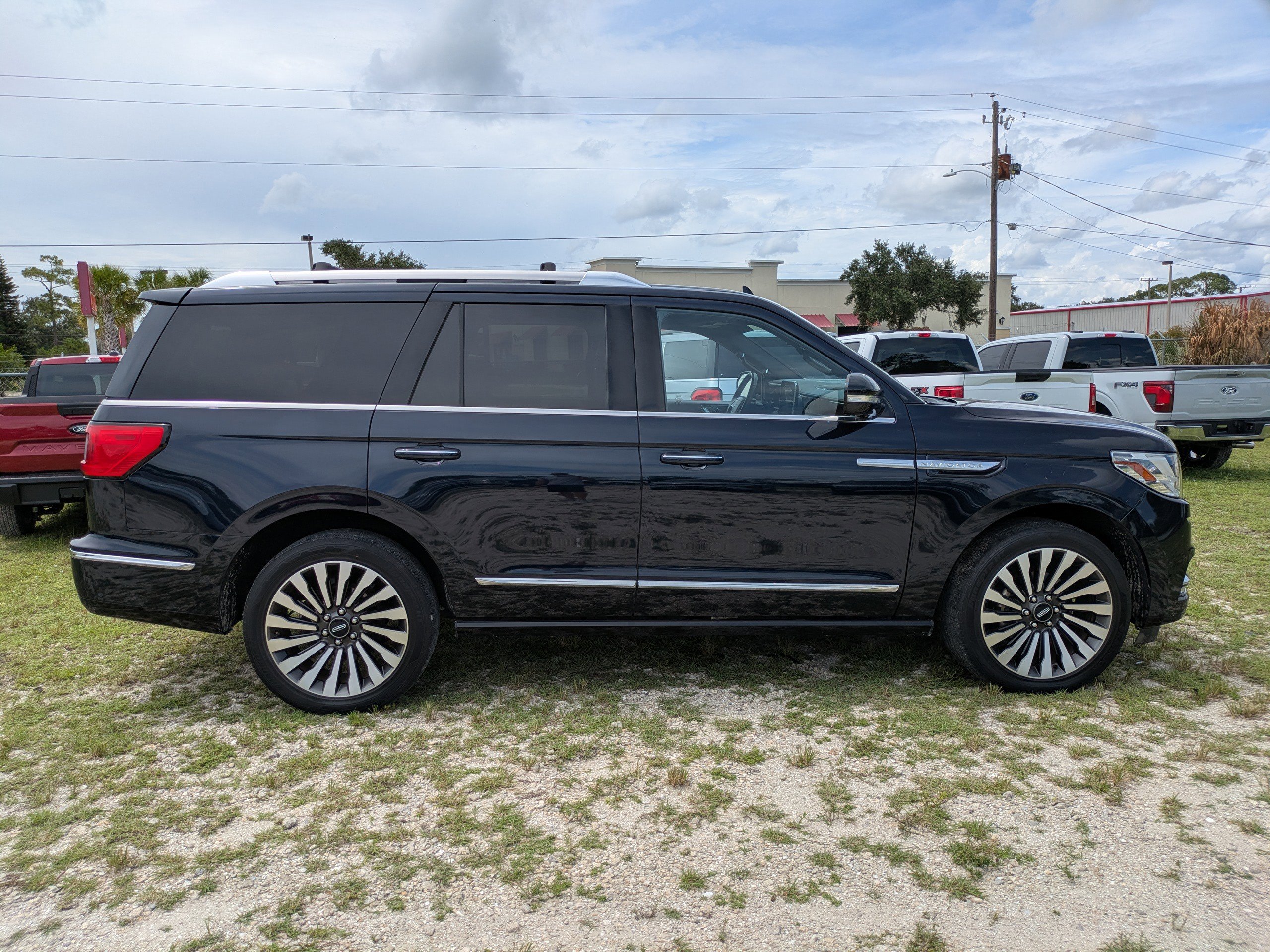 Used 2021 Lincoln Navigator Reserve w/ Luxury Package image 3