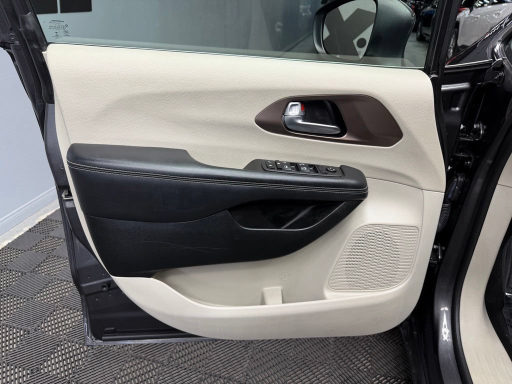 Used 2023 Chrysler Voyager LX FWD image 36