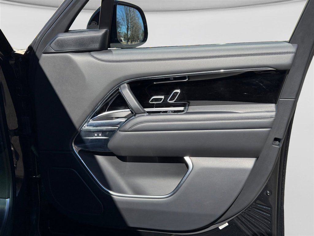 Used 2024 Land Rover Range Rover Long Wheelbase SE image 24