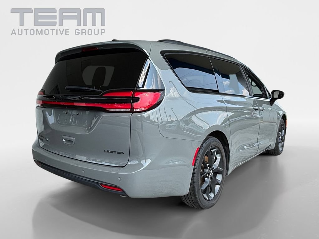 Used 2025 Chrysler Pacifica Limited FWD image 7