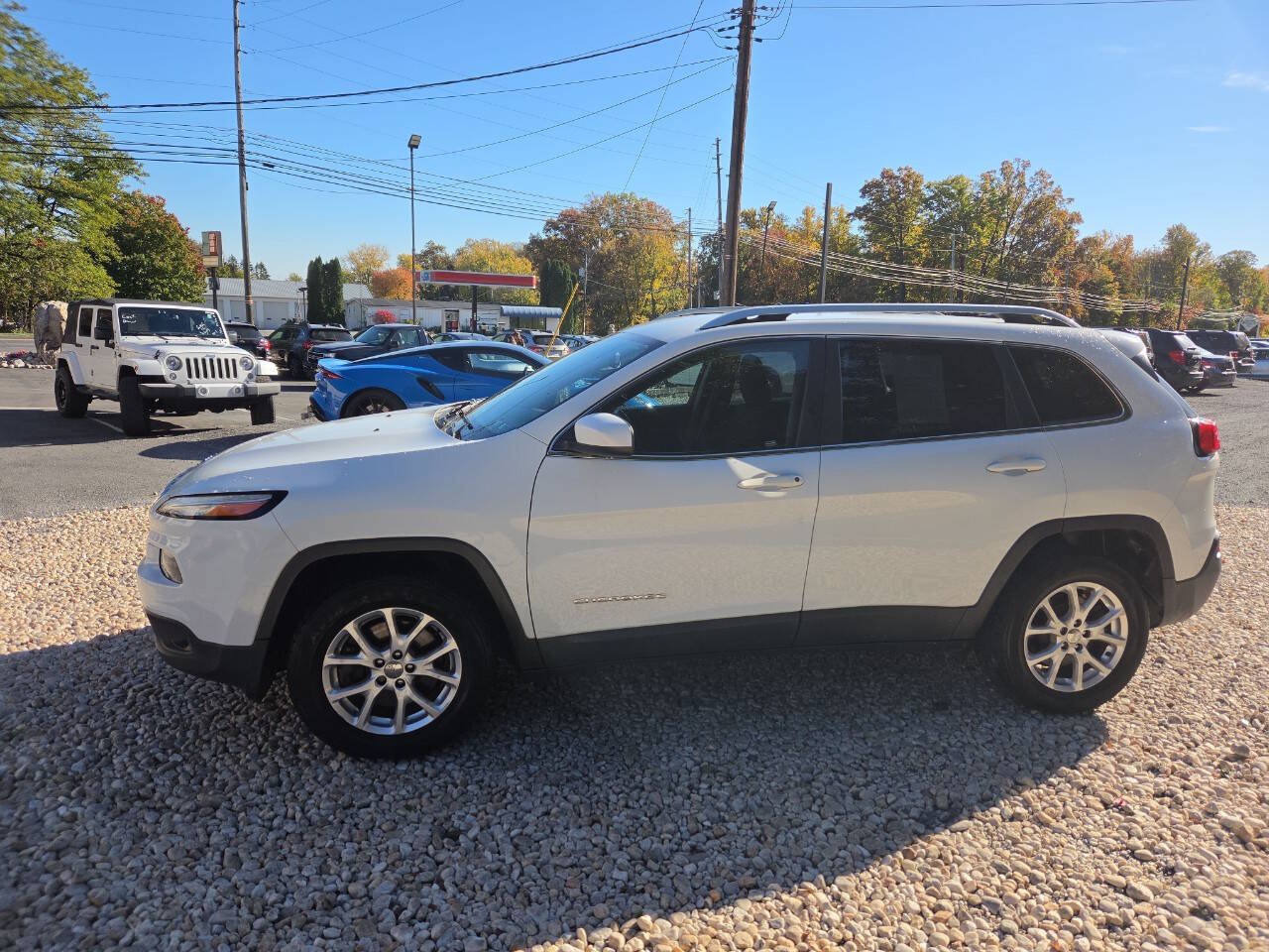 Used 2017 Jeep Cherokee Latitude w/ Comfort & Sound Group AWD/4WD image 3