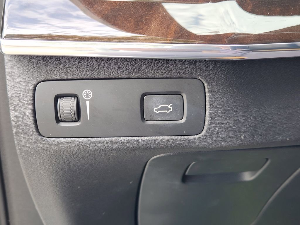 Used 2016 Volvo XC90 T6 Momentum w/ Momentum Plus Package image 20