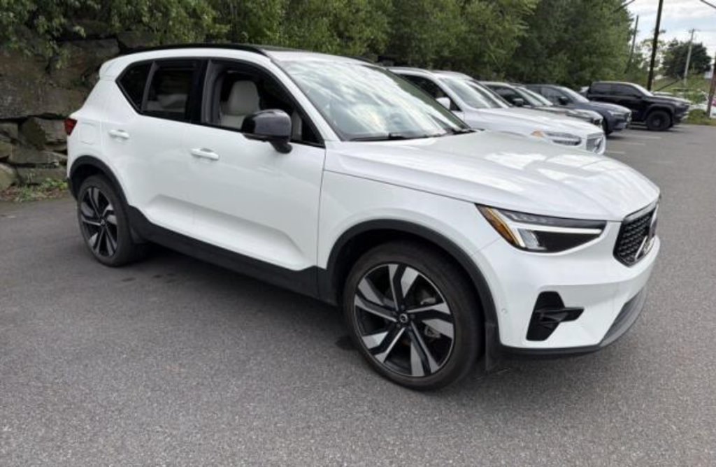 Used 2024 Volvo XC40 B5 Plus w/ Protection Package Premier AWD/4WD image 7