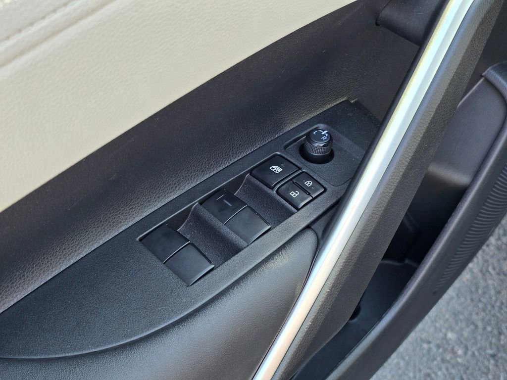 Used 2023 Toyota Corolla Cross L image 23