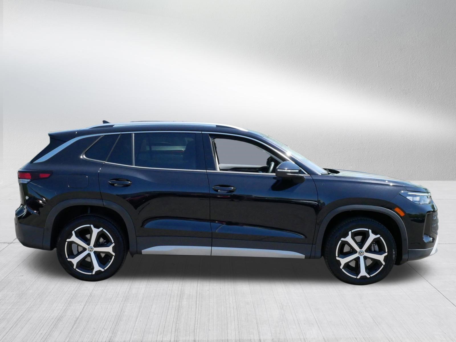 Certified 2025 Volkswagen Tiguan SE w/ Panoramic Sunroof Package AWD/4WD image 8