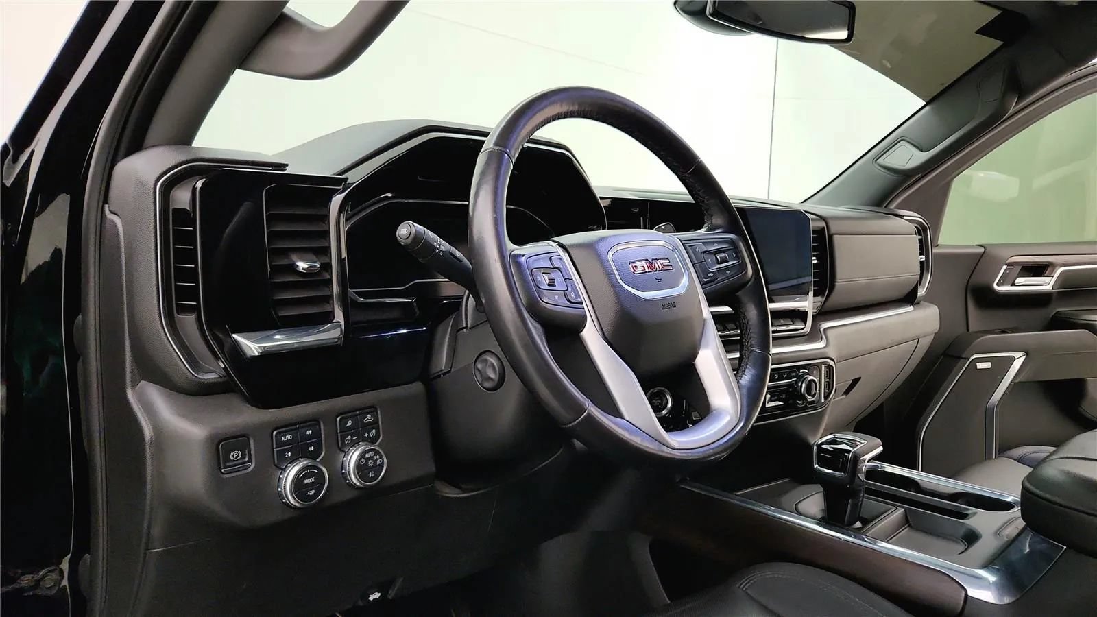 Used 2023 GMC Sierra 1500 SLT w/ SLT Premium Plus Package AWD/4WD image 24