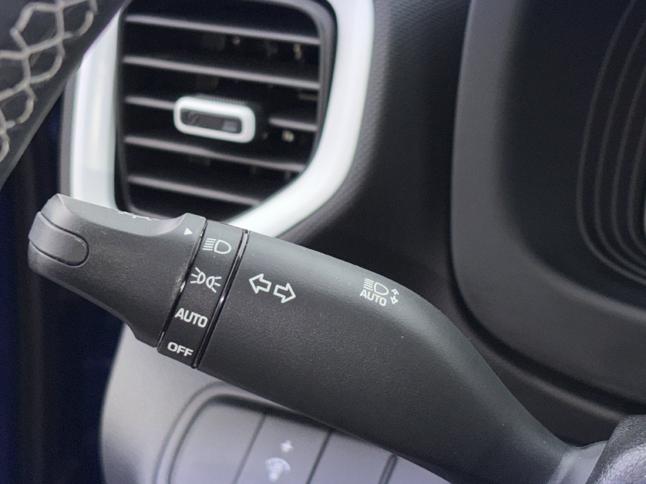 Used 2025 Hyundai Venue Limited FWD image 9