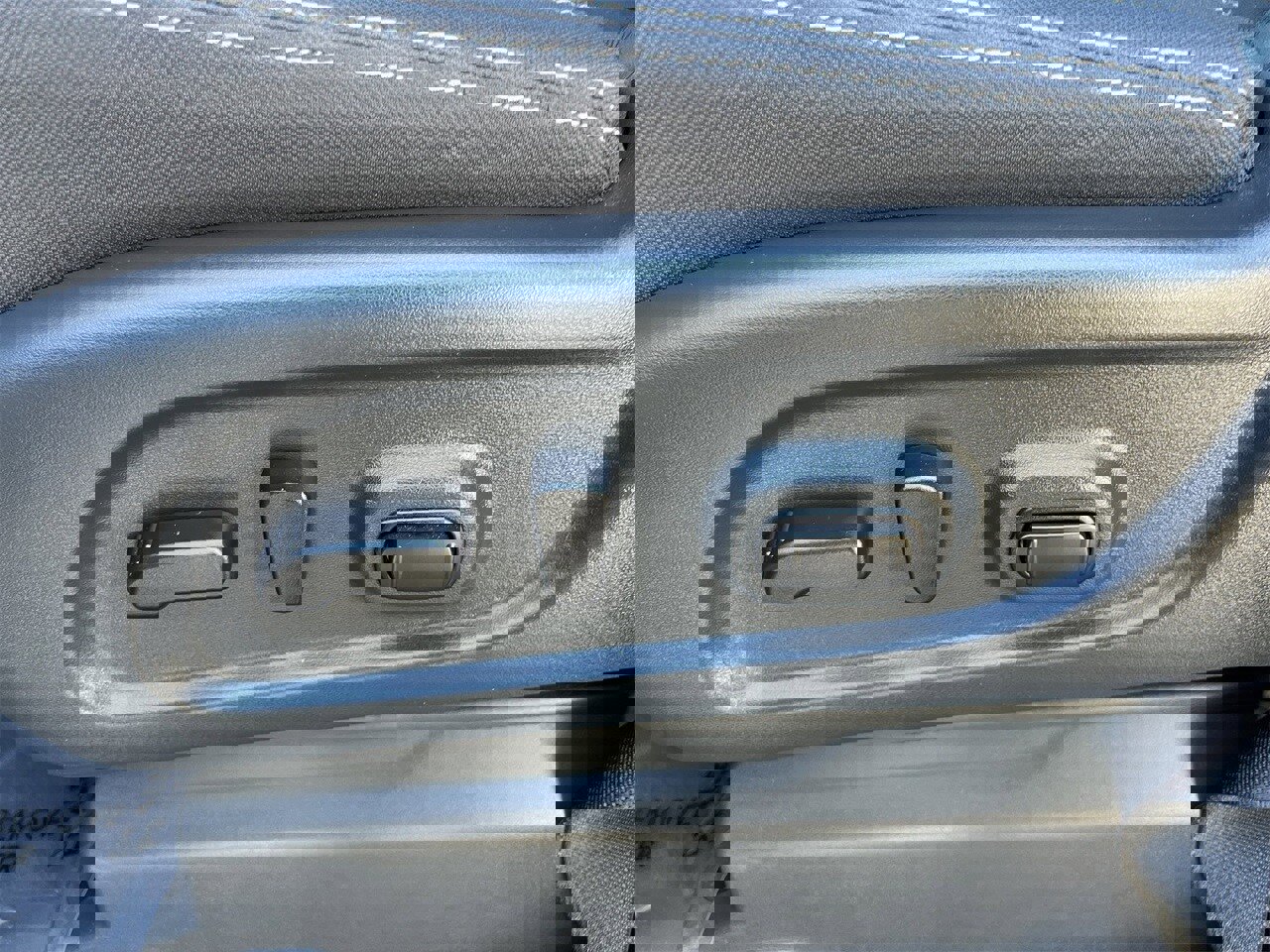 Used 2024 Nissan Titan SV w/ SV Convenience Package image 26