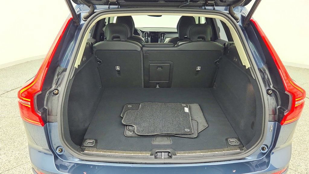 Used 2025 Volvo XC60 B5 Plus AWD/4WD image 21