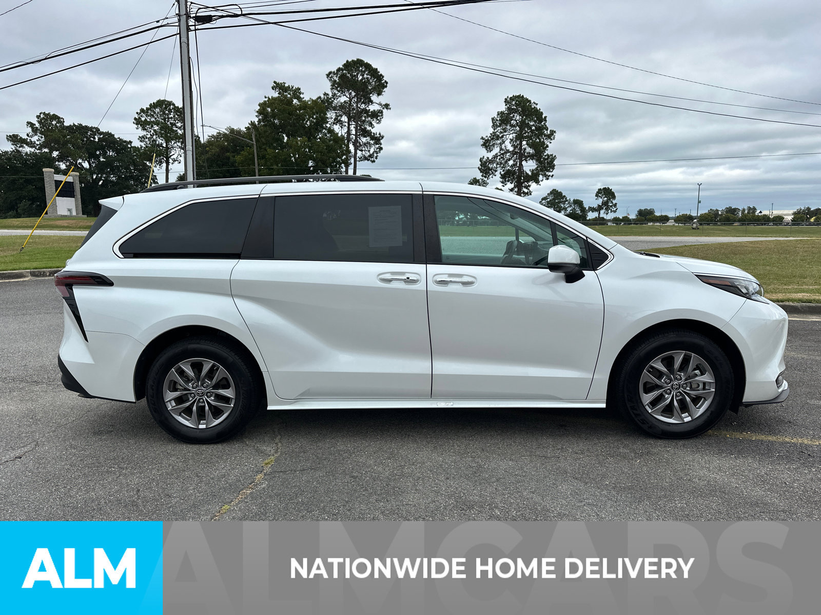 Used 2025 Toyota Sienna XLE FWD image 4