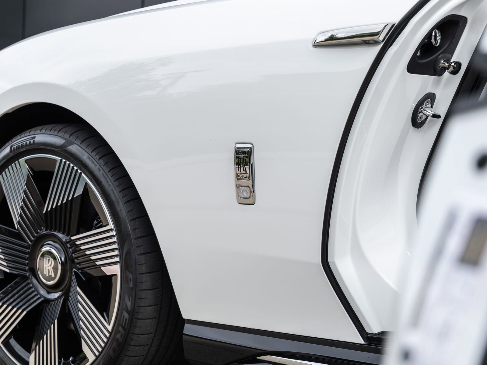 Used 2024 Rolls-Royce Spectre image 16