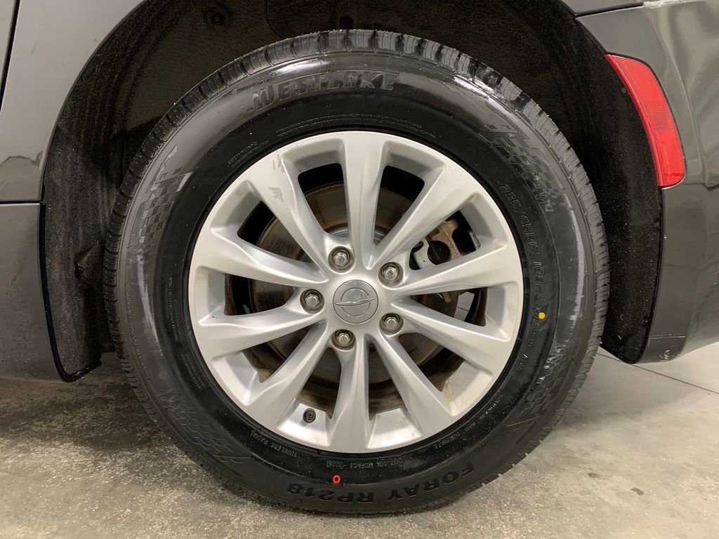 Used 2018 Chrysler Pacifica Touring-L FWD image 5