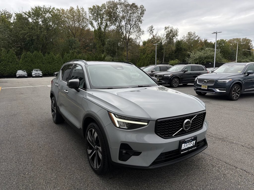 Certified 2024 Volvo XC40 B5 Plus w/ Climate Package AWD/4WD image 2