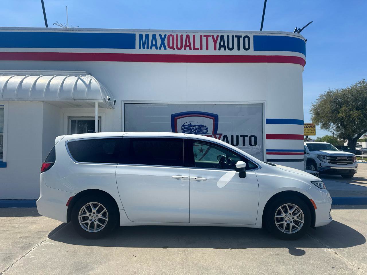 Used 2023 Chrysler Pacifica Touring-L image 19