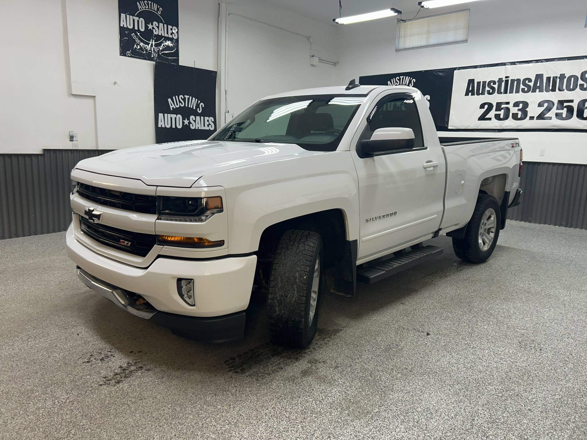 Used 2017 Chevrolet Silverado 1500 LT w/ LT Convenience Package AWD/4WD image 3