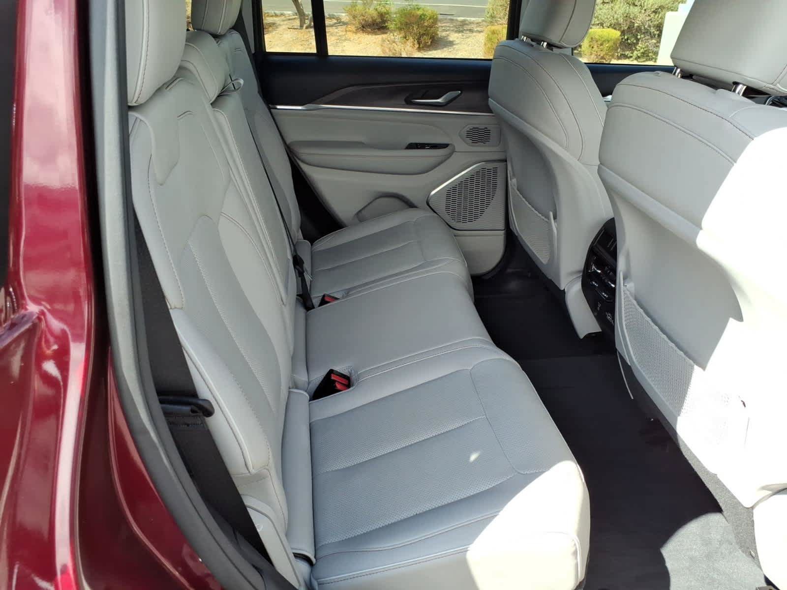 Used 2023 Jeep Grand Cherokee Overland AWD/4WD image 21