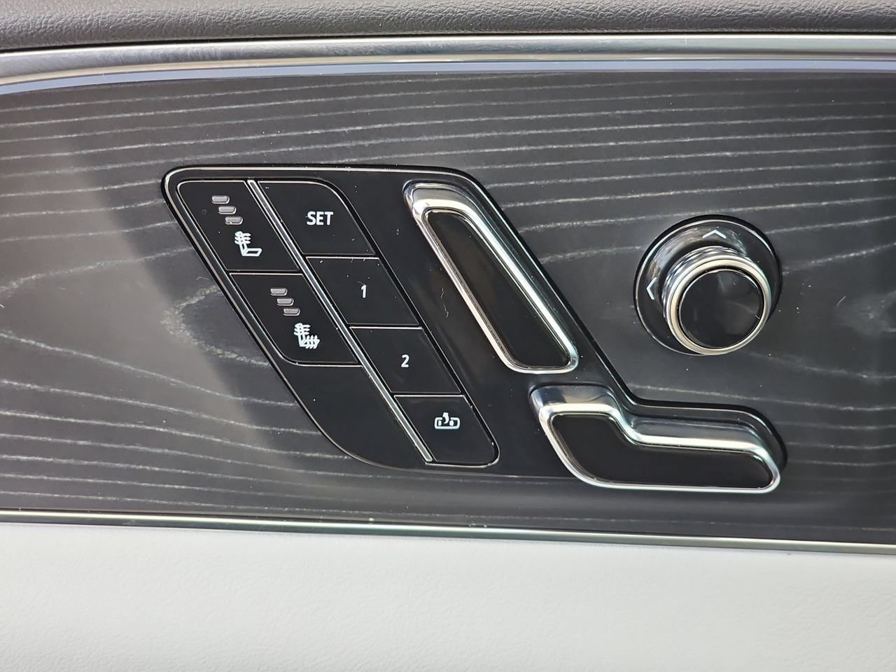 Certified 2024 Cadillac Lyriq Luxury AWD/4WD image 28