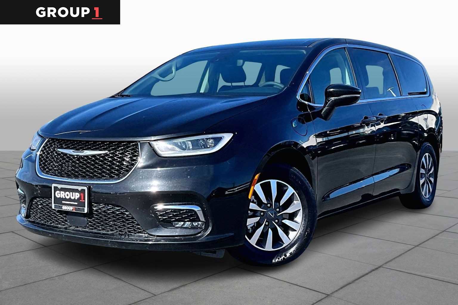 Used 2024 Chrysler Pacifica Select image 1